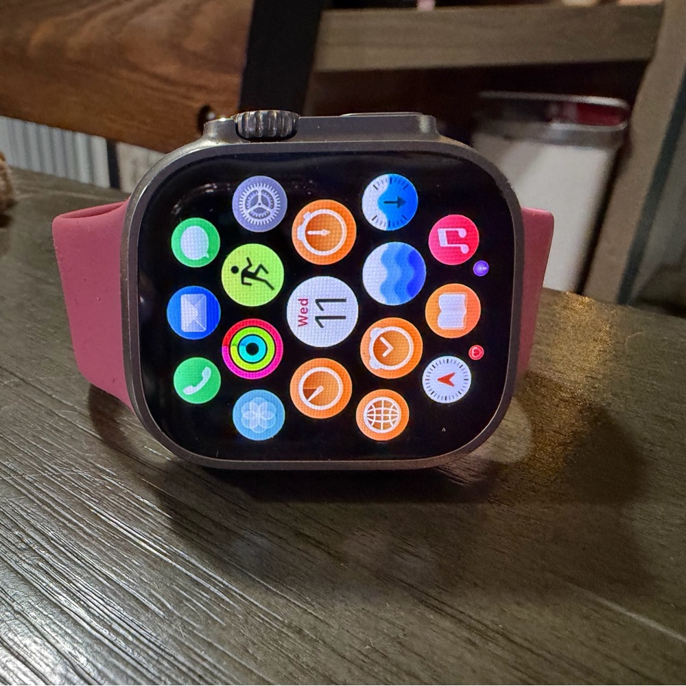 Apple Watch Ultra 2/ Smartwatch with Pink Band and additional bands to change - Picture 5 of 5